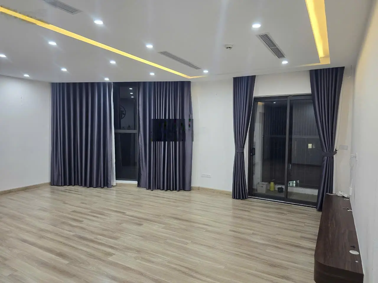 Cần bán gấp căn hộ 97m2 Le Grand Jardin, sẵn sổ đầy đủ nội thất giá 5,8 tỷ bao thuế phí, 0947 437 ***