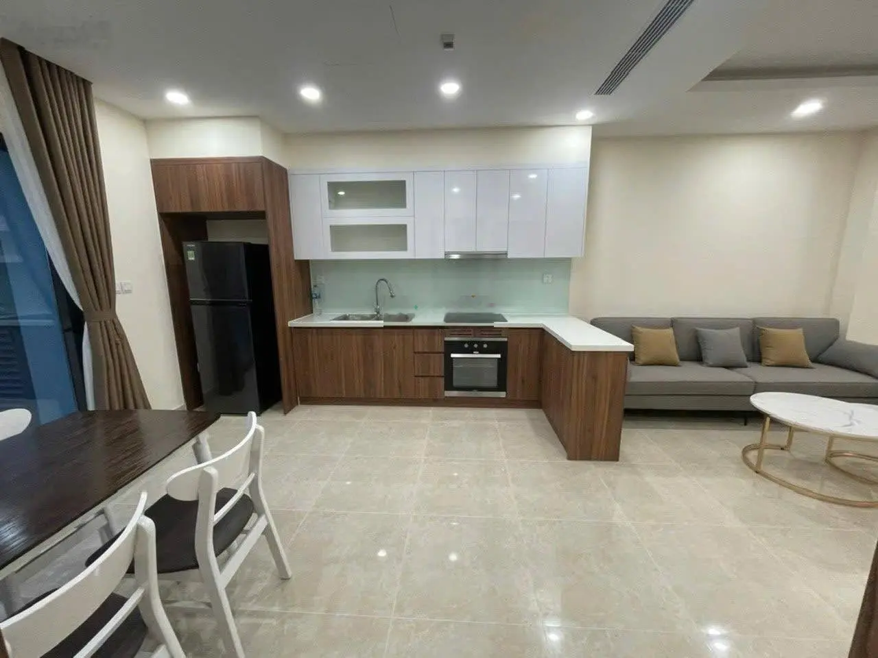 Tôi chính chủ cần bán gấp căn hộ tầng trung, căn góc 2 mặt thoáng. View triệu đô, siêu thoáng mát.
