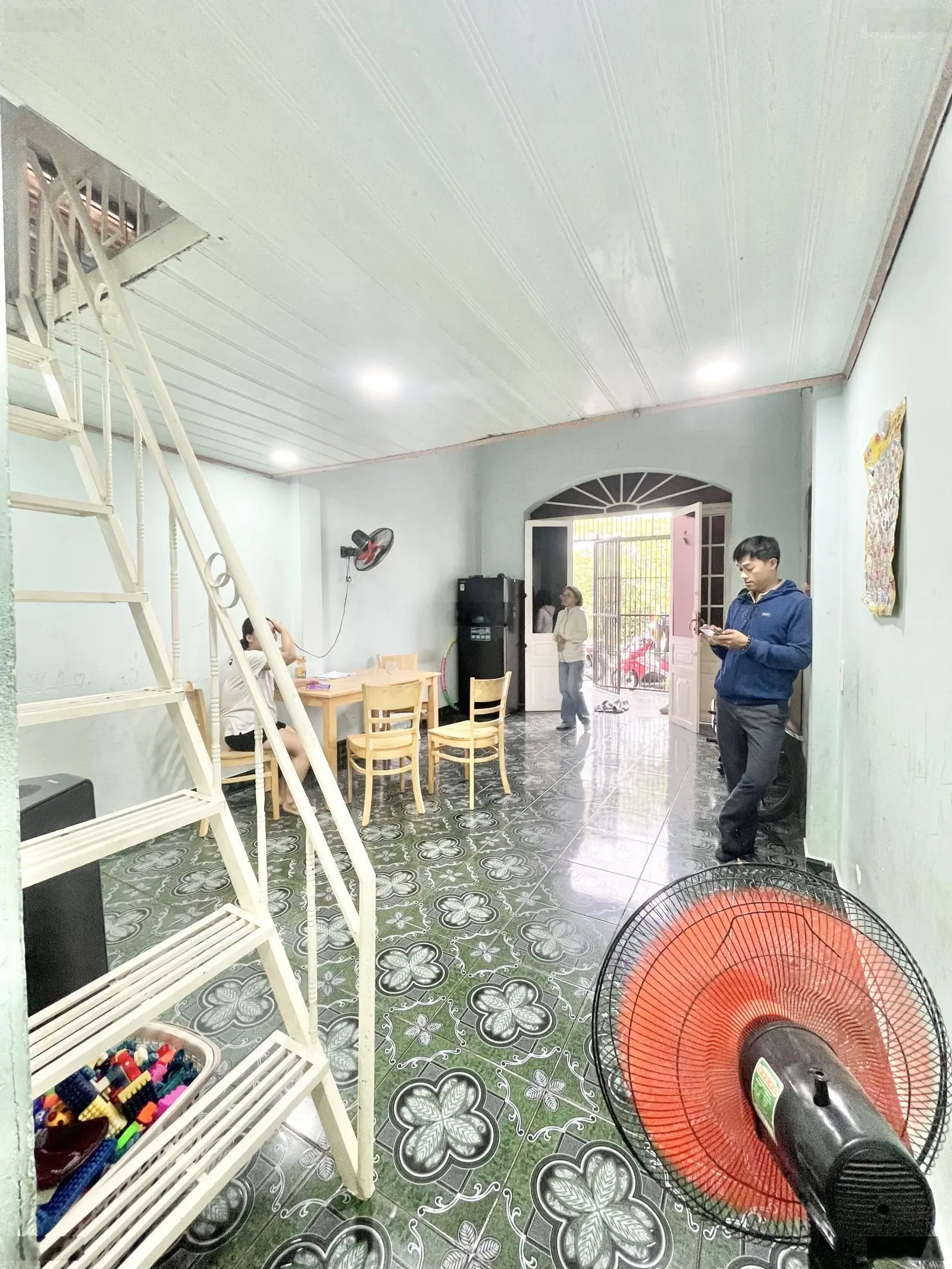 Cần bán nhà sổ riêng 2,2 tỷ gần chợ xóm vắng gần đường nguyễn trãi phường dĩ an