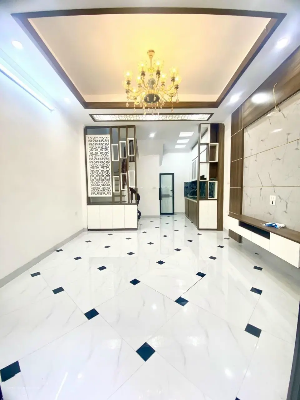 Bán nhà mới Di Trạch, đường 32, phố Nhổn xây 5 tầng, 3P ngủ, ô tô đỗ gần nhà