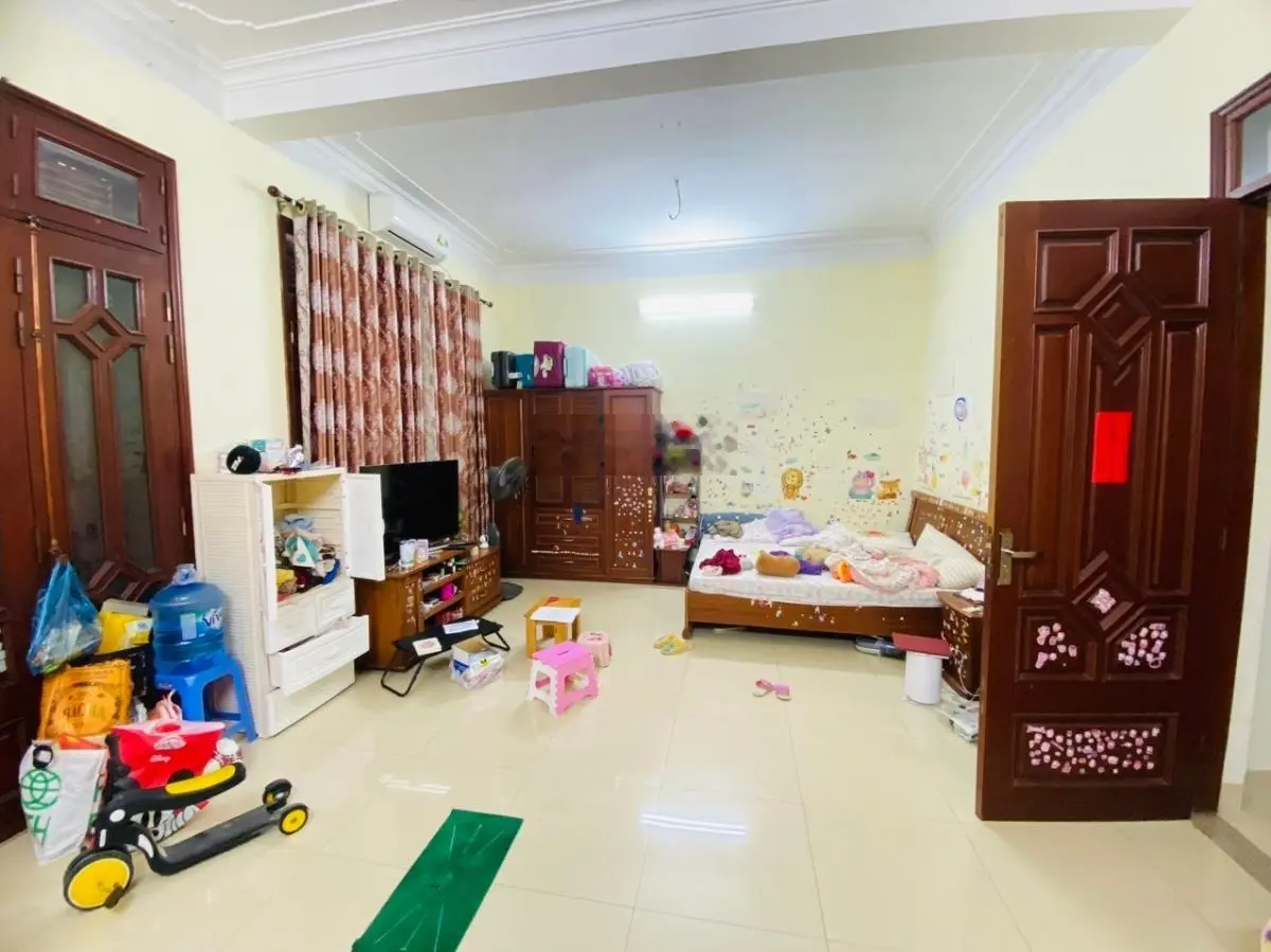 Giá rẻ! Mặt ngõ Hào Nam, ngõ thông ba gác, gần ô tô, nhà dân xây kiên cố, mặt tiền rộng, 84m*4T