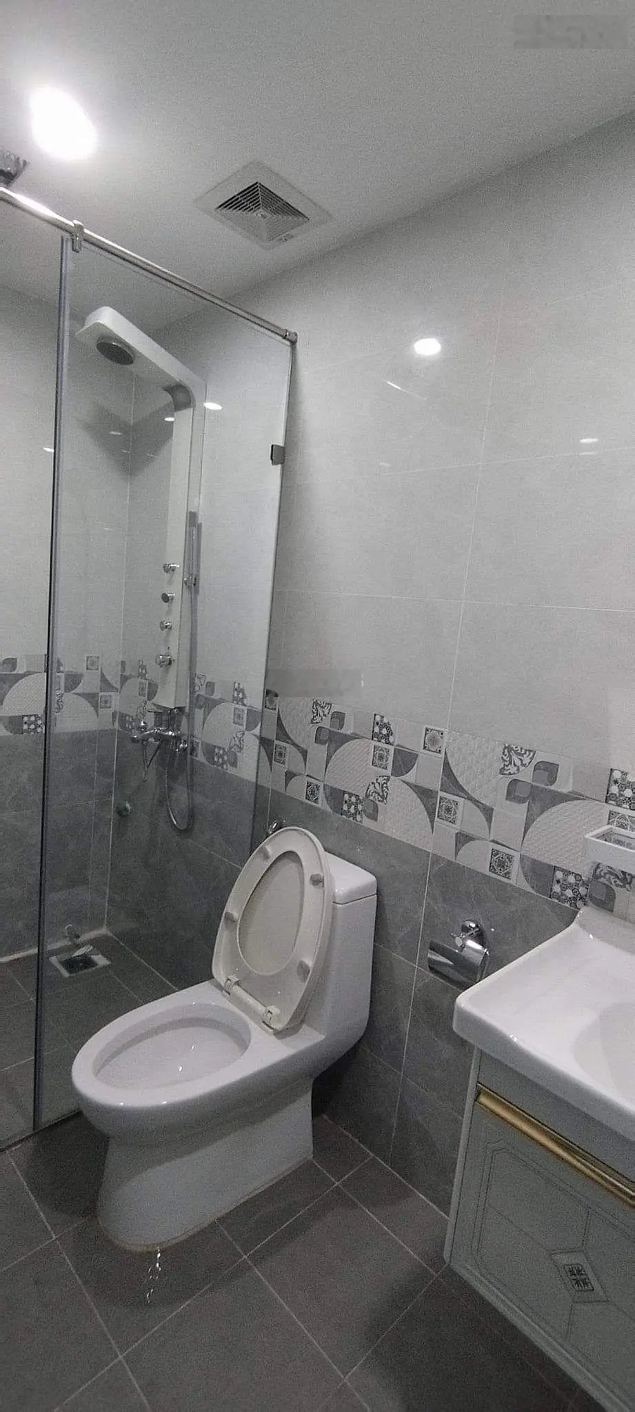 Bán gấp nhà siêu vip Quan Hoa phân lô dân xây 36m2 x 7 tầng, mặt tiền 6m thang máy ô tô vào nhà