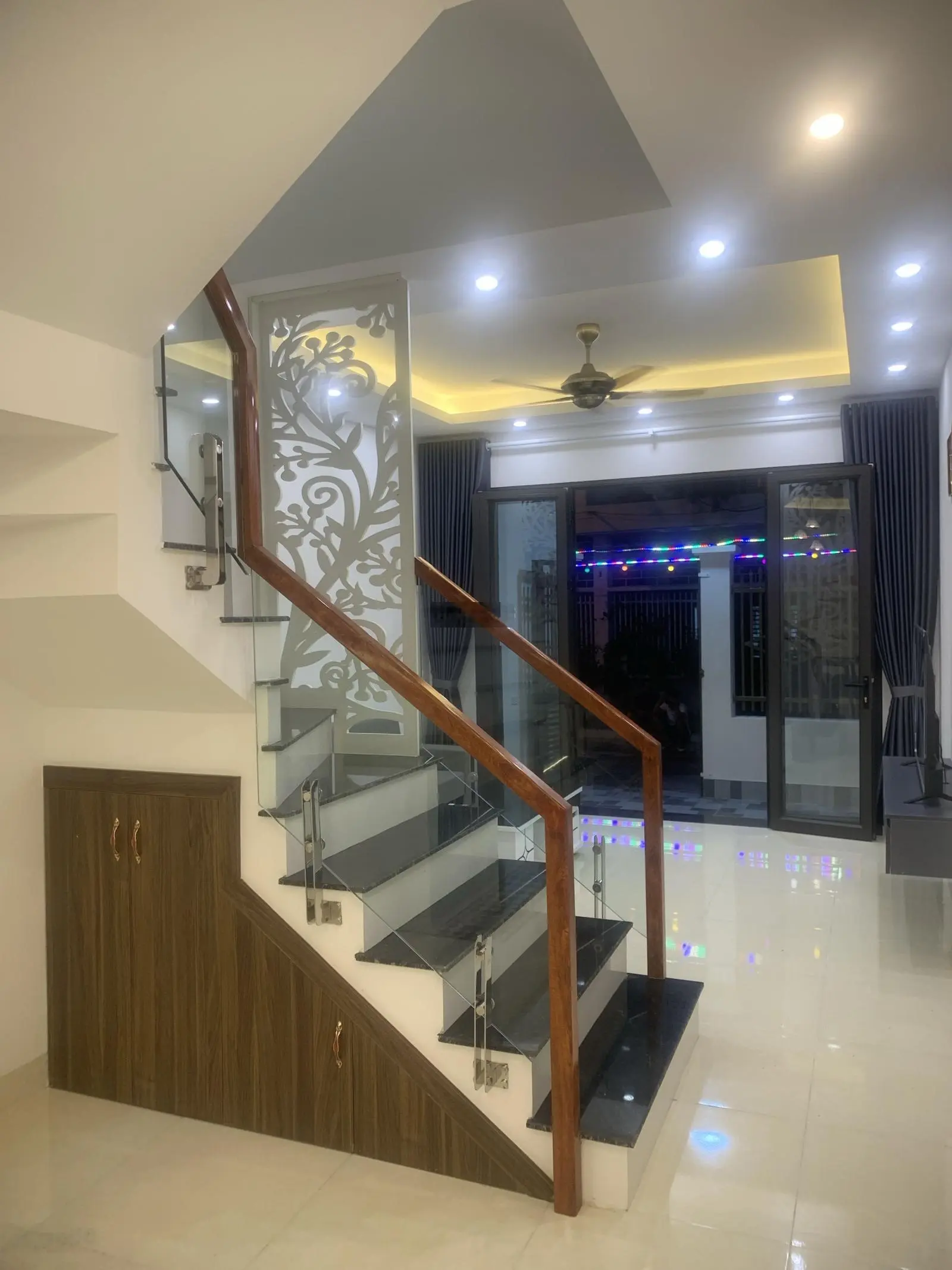 Bán nhà 3 tầng mới xây, TK hiện đại, gần chợ Rồng, gần hồ Biển Bạch, trung tâm TP. Ninh Bình