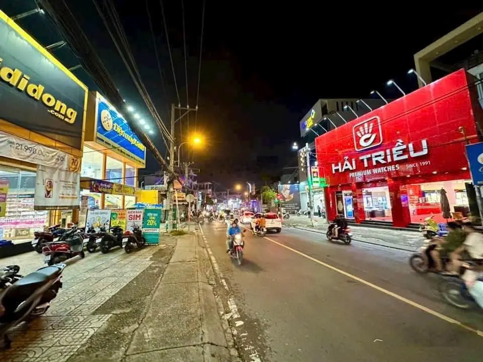 Nhà mới 4 tầng ngay đại học ngân hàng đường hoàng diệu 2 giao kha vạn cân