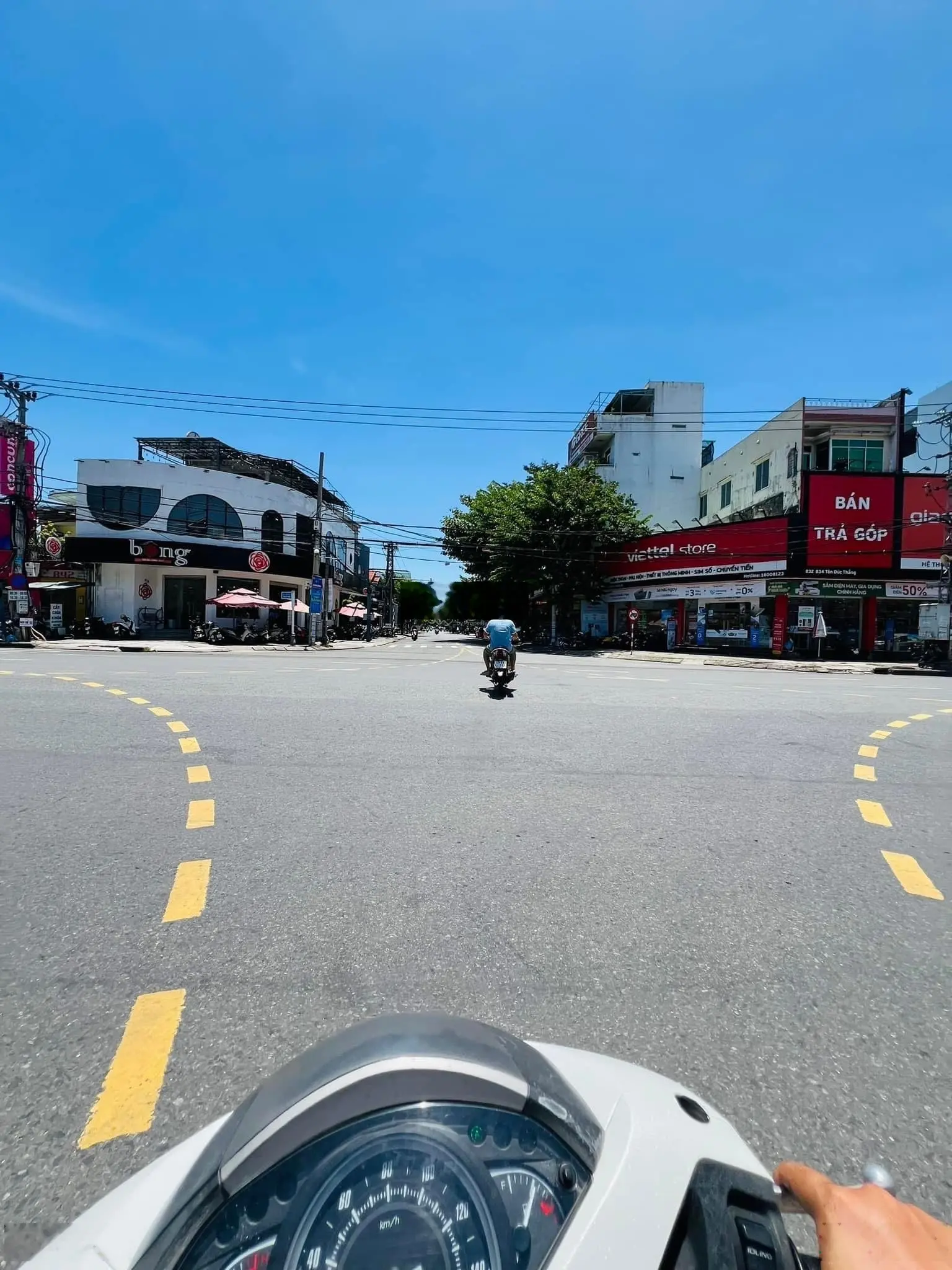 Mặt phố 450m2 Tôn Đức Thắng - đường huyết mạch thông 2 miền Bắc Nam