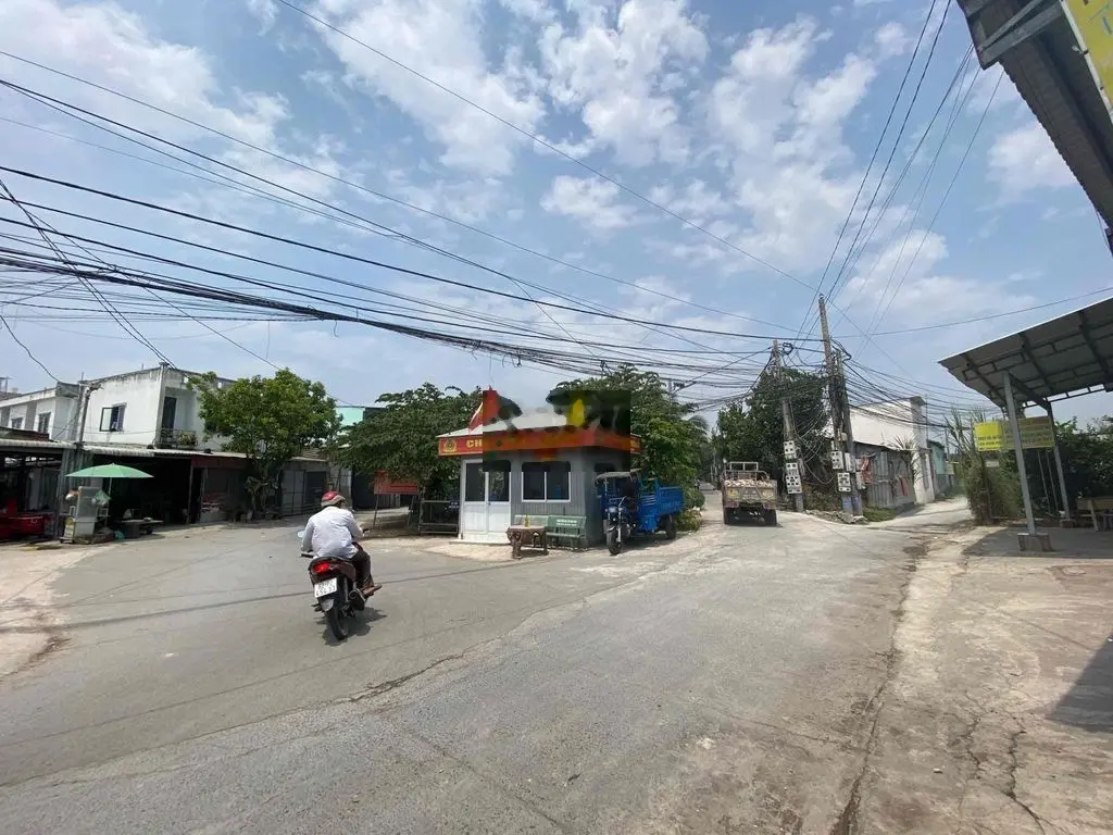 Bán lô đất 5x36 1/ tỉnh lộ 824 vào 150m Giá 1tỷ450 Đối diện E.City