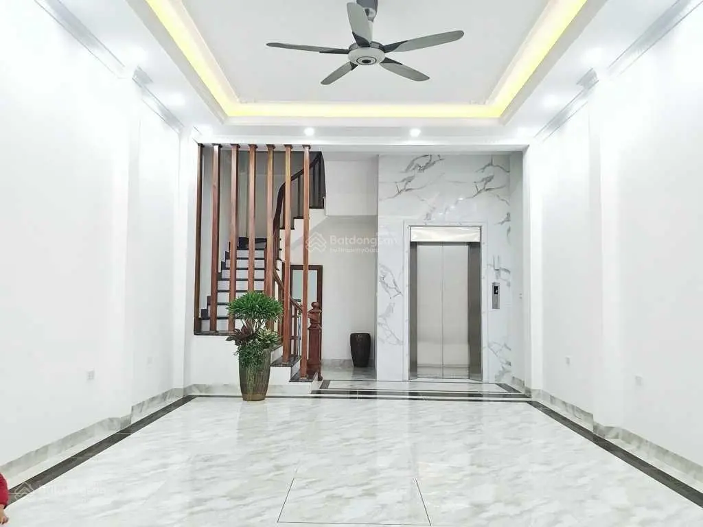 Bán nhà DT 40m2 x 5 tầng thang máy, ô tô đỗ cửa, ngõ thông kinh doanh