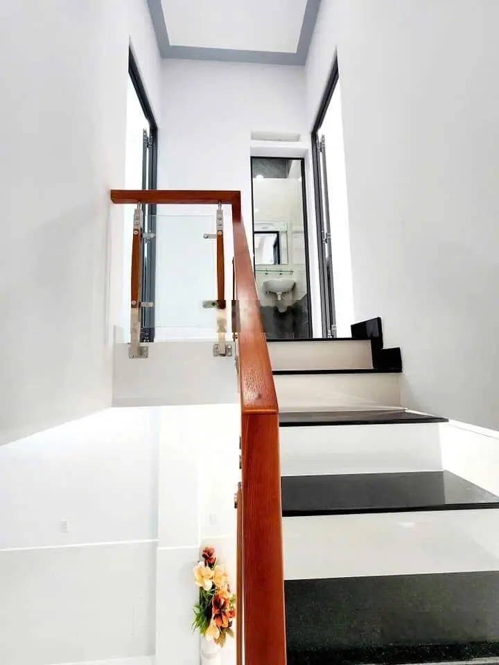 Nhà đường 9m kinh doanh, nhà mới 100 %