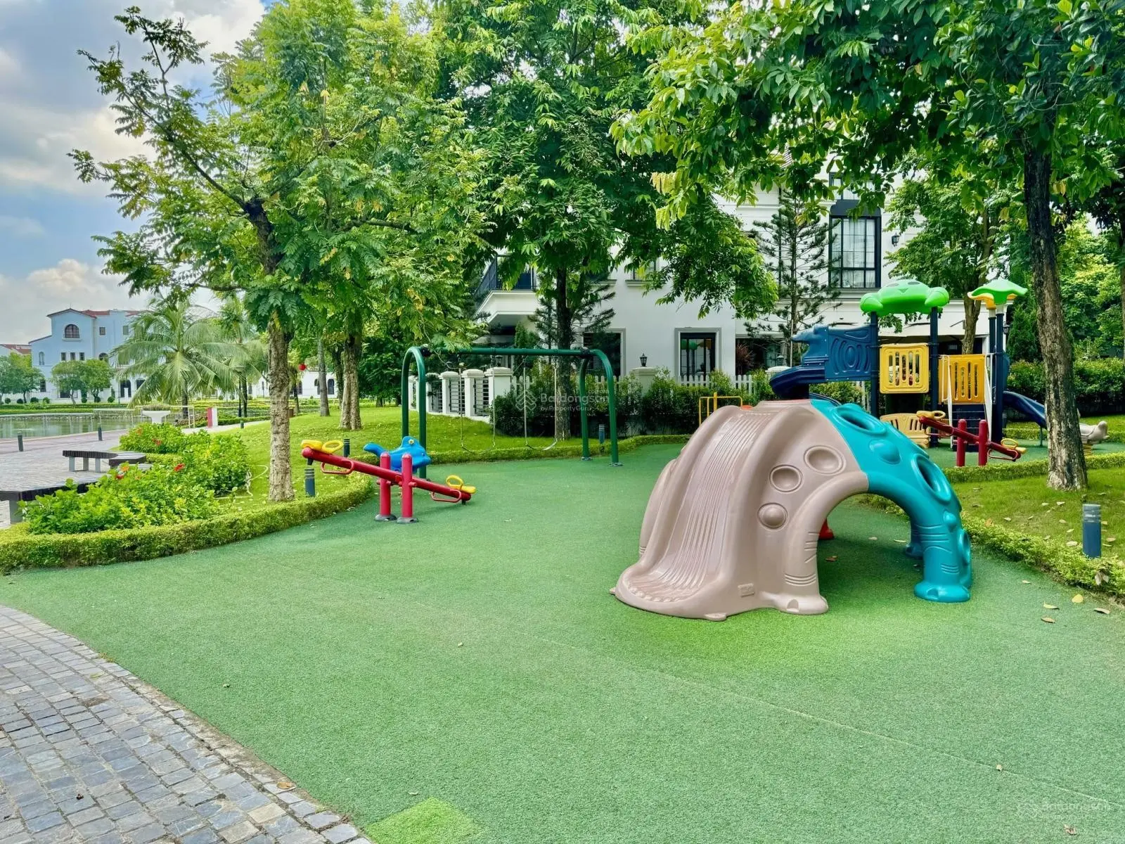 Chính chủ bán nhanh biệt thự Vinhomes Thăng Long trục chính, gần hồ, giá tốt nhất TT
