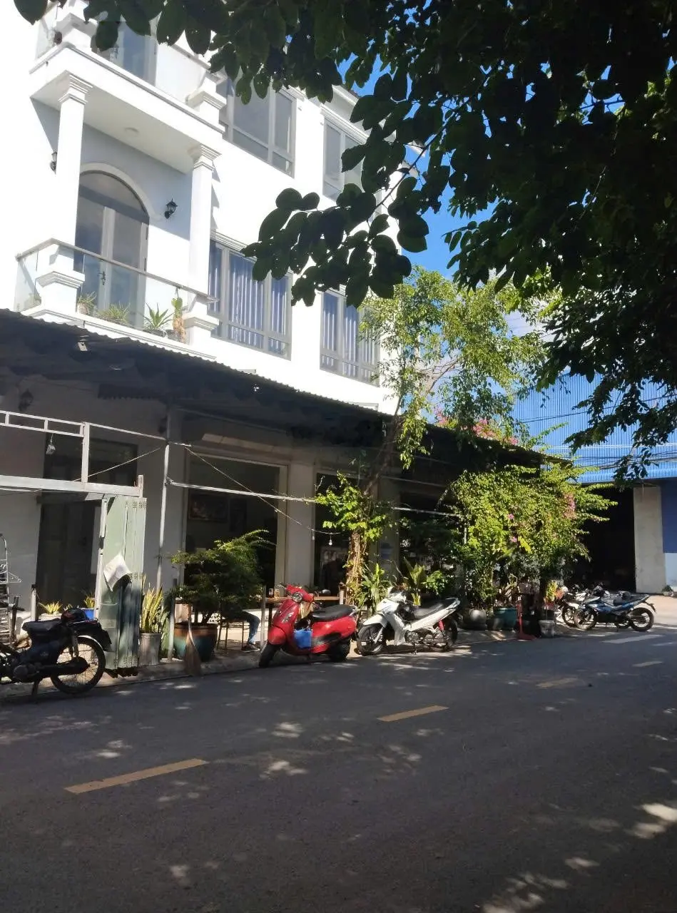 Bán căn nhà đẹp như mơ 1 trệt 2 lầu nằm mặt tiền đường nhựa Bình Chuẩn, diện tích 120m2, Thuận An