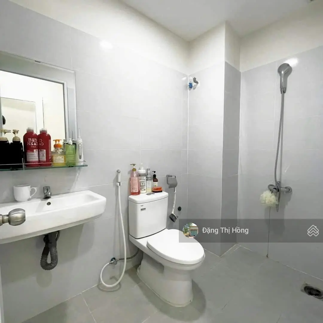 Bán gấp nhà ngay UBND Bình Chánh đường Tân Túc, 64m2 ra cao tốc Bắc Nam 500m, SHR, dân cư đông