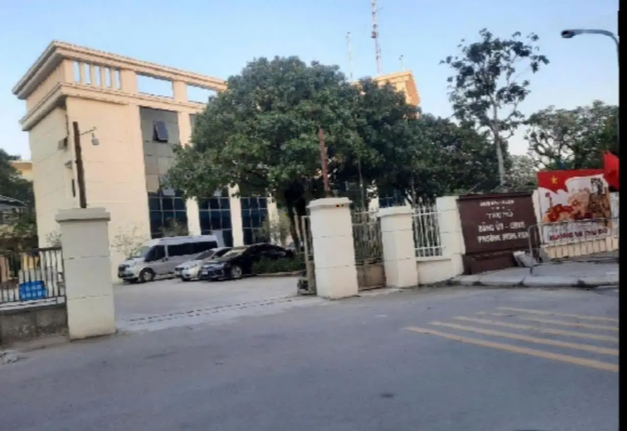 Bán nhà cầu diễn _ 2 thoáng ngõ thông ô tô qua _ kinh doanh nhỏ , ở sướng. dt : 60m giá 8.8 tỷ