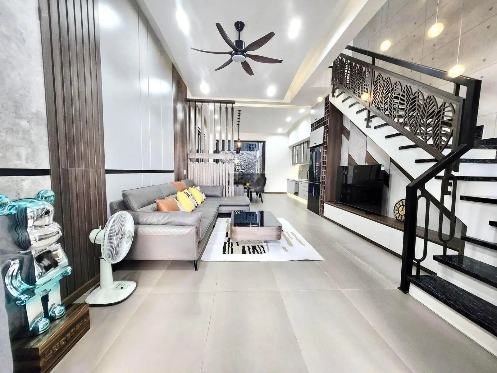 Bán nhà hẻm 1 sẹc Lạc Long Quân Quận 11: giá 2,7 tỷ sổ hồng sẵn 1 trệt 2 lầu, Cách Đầm sen 300m