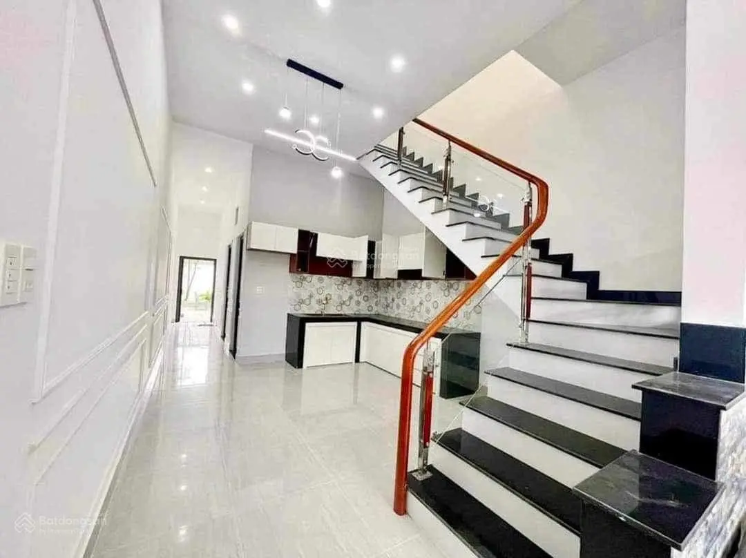 Bán nhà 1 trệt 1 lầu, chợ Bình Chánh 80m2 giá 660 triệu, 4x20m, 3PN, SHR sang tên ngay