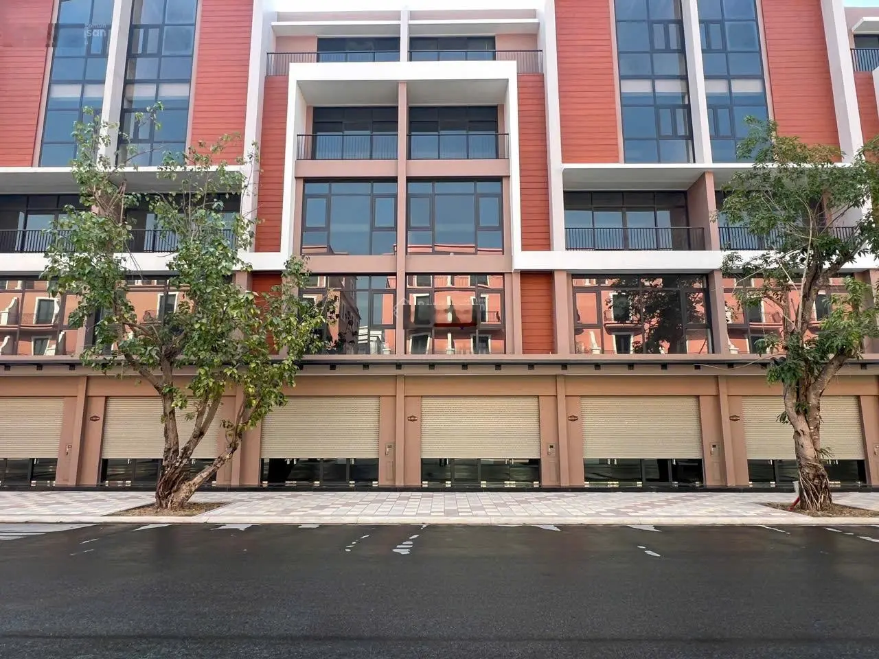 Shophouse Đại Lộ Hừng Đông Vin 3 trục đường chính 25m - 70m2 giá 10,6 tỷ. Nhận nhà kinh doanh luôn