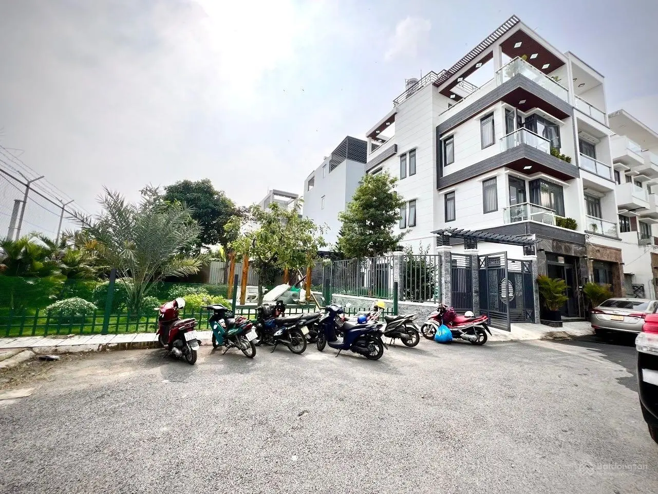 Bán nhà phố sân vườn 116,9m2 hoàn công 4 tầng full nội thất