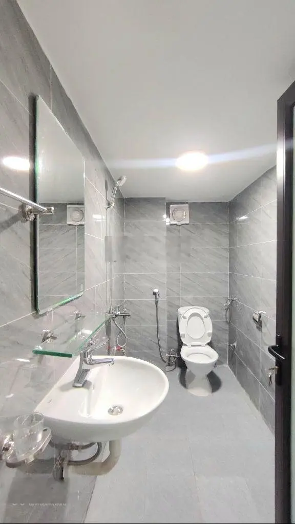 Bán gấp nhà 5 tầng 58m2 sát phố, ngõ thông. Gần khu đô thị Geleximco và trường liên cấp quốc tế
