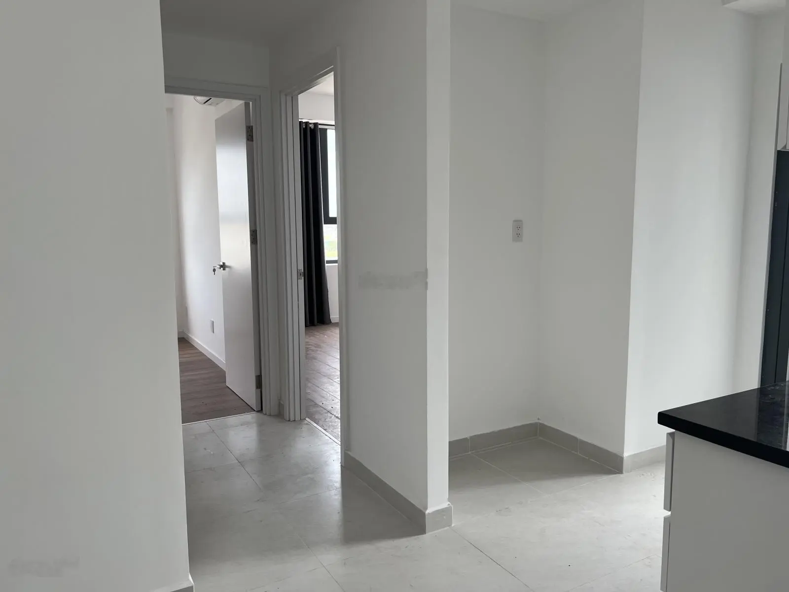Cắt lỗ 100tr bán gấp căn 77m2 (2PN + 2WC) căn góc lầu cao thoáng. LH: 0977 324 *** Thọ xem nhà 24/24