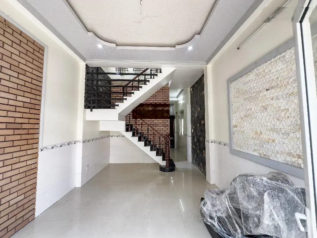 Nhà kiểu biệt thự, 11 x 35m, hẻm xe tải, thị trấn Hóc Môn chỉ 12, x tỷ