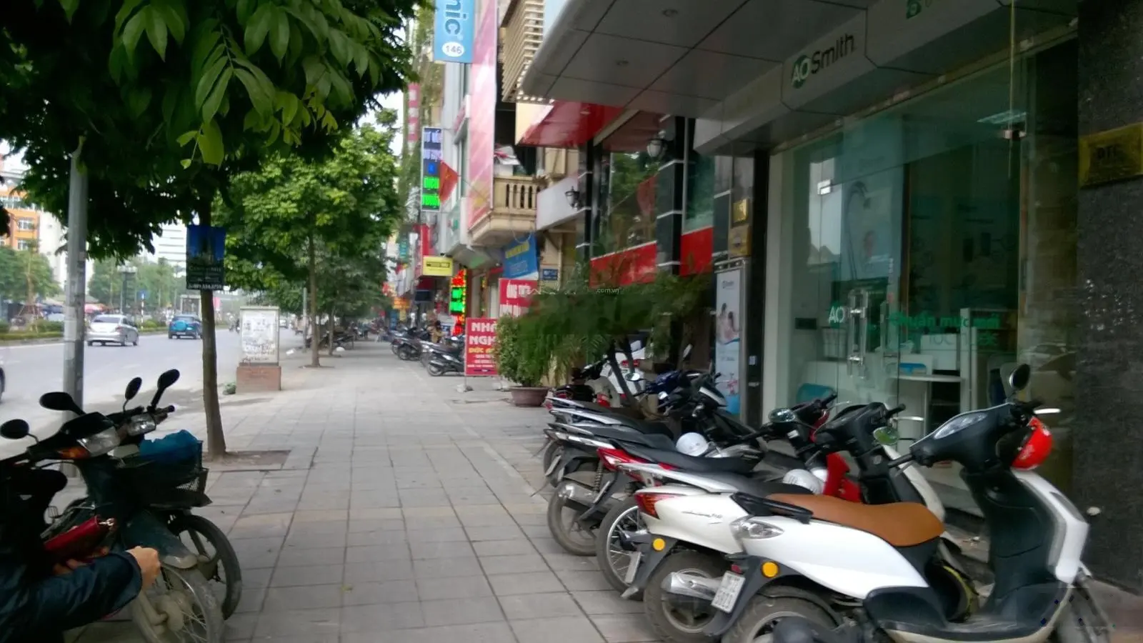 Chính chủ bán nhà mặt phố Phan Phù Tiên 16m2, MT 3m, gồm có 3 tầng giá 5.5ty kinh doanh sầm uất