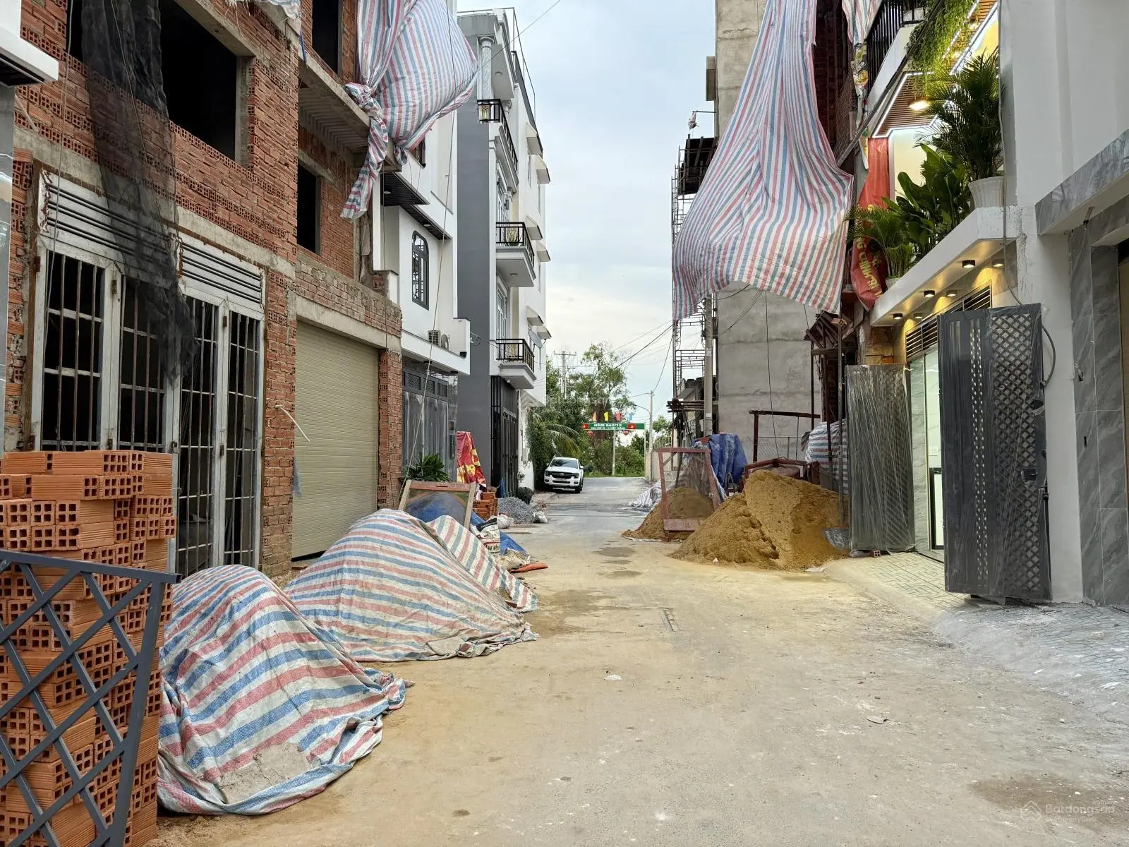Nhà đường thông Nguyễn Ảnh Thủ, Ngay ngã 3 Đông Quang, DT:4,5x14M, Lửng, 3 Lầu, 4PN, 5VS,Gara ô tô,