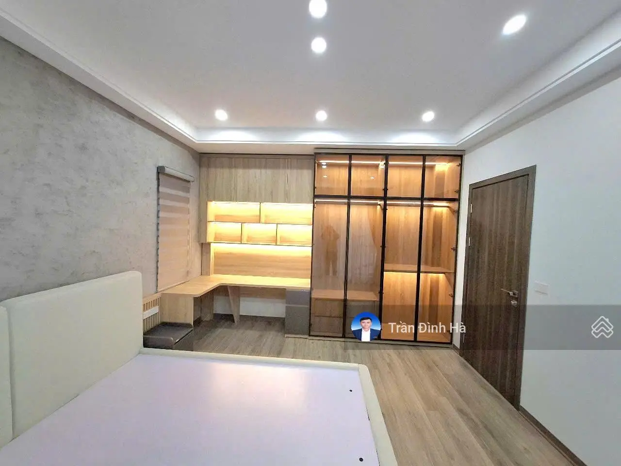 Nhà 6T thang máy Phố Trạm 40m2, lô góc, ô tô cách 20m, 10 tỷ Long Biên