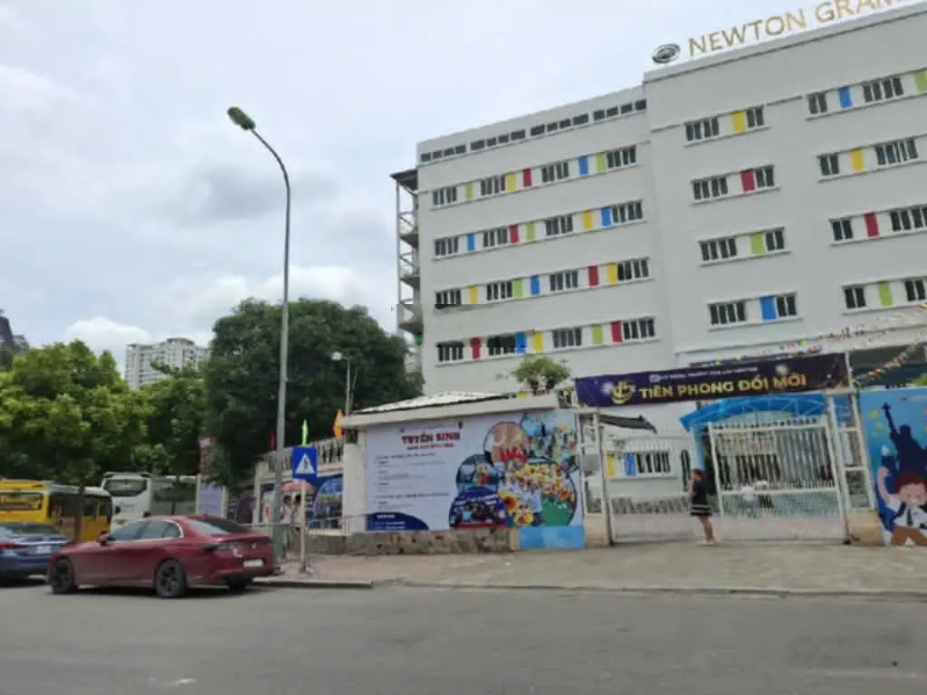 Bán siêu phẩm Trần Cung giá hiếm trong khu vực, ngõ thông tứ tung, sổ đỏ nở hậu 30m2*5T
