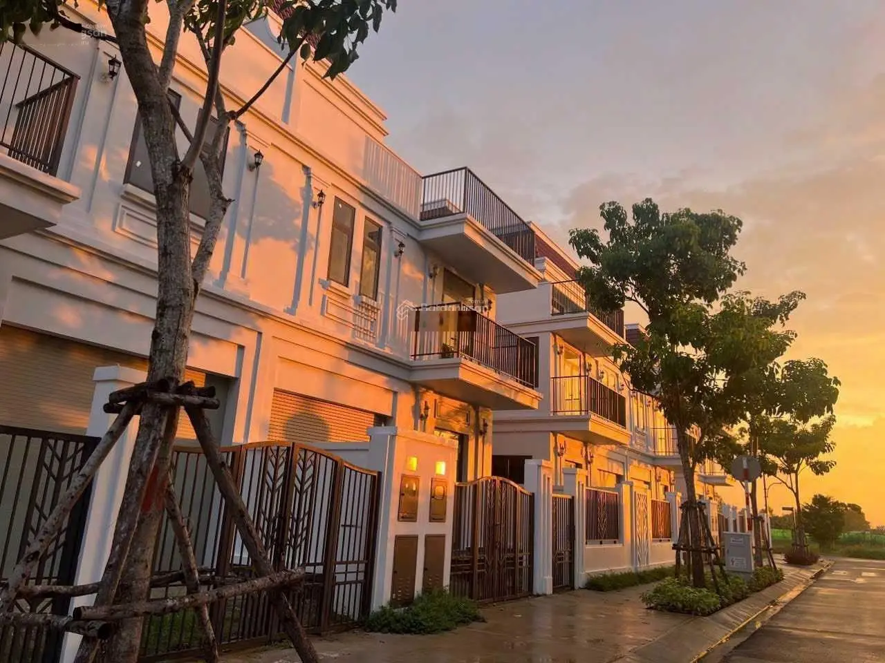 Chính chủ gửi bán căn nhà phố Đông Nam 76.81m2 giá 4,7 tỷ bao chuyển nhượng. LH 0901 309 *** xem nhà
