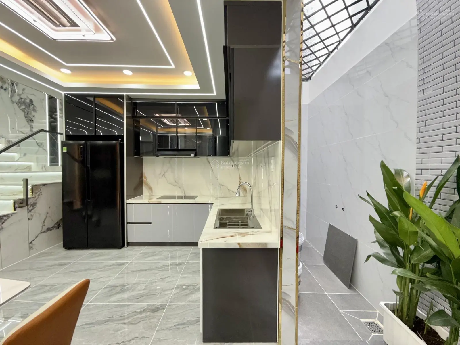 Nhà bên Chợ Hạt Điều, đường Dương Thị Mười, DT:4,5x13M, Lửng, 3Lầu, 4PN, Gara ô tô, Sân thượng, Q12