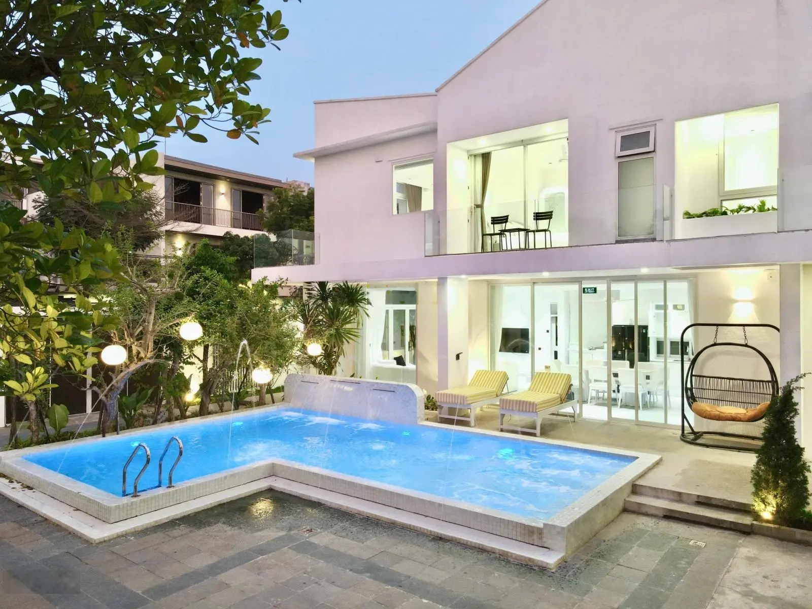 Villa 3MT Chương Dương 1300m2 view sông vườn khủng, siêu hồ bơi, full nội thất, trên 100tr/tháng