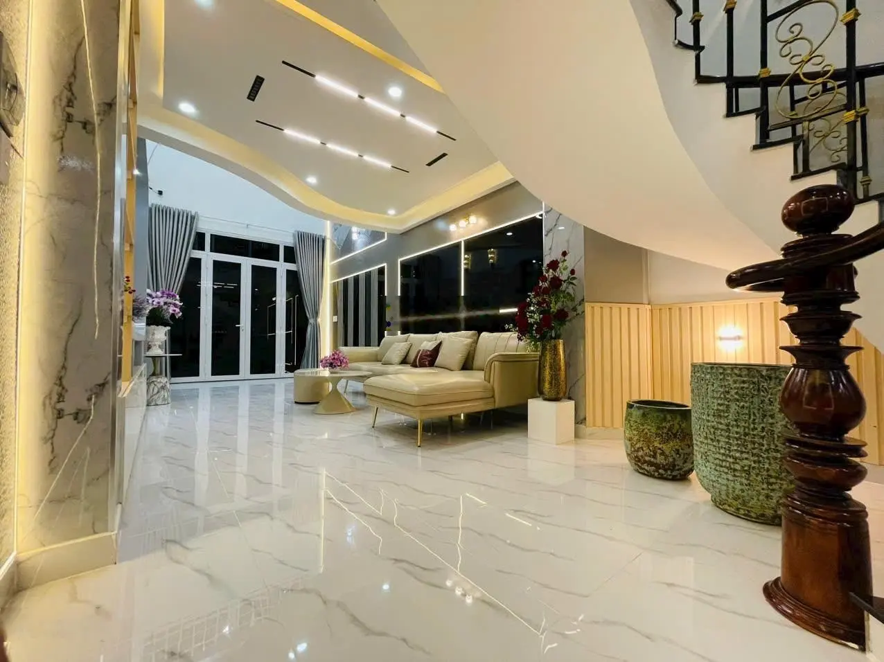 Nhà cạnh Phú Mỹ Hưng Quận 7 gần 80m2 5 tầng 8 tỷ nhỉnh full nội thất cho thuê 35tr/tháng