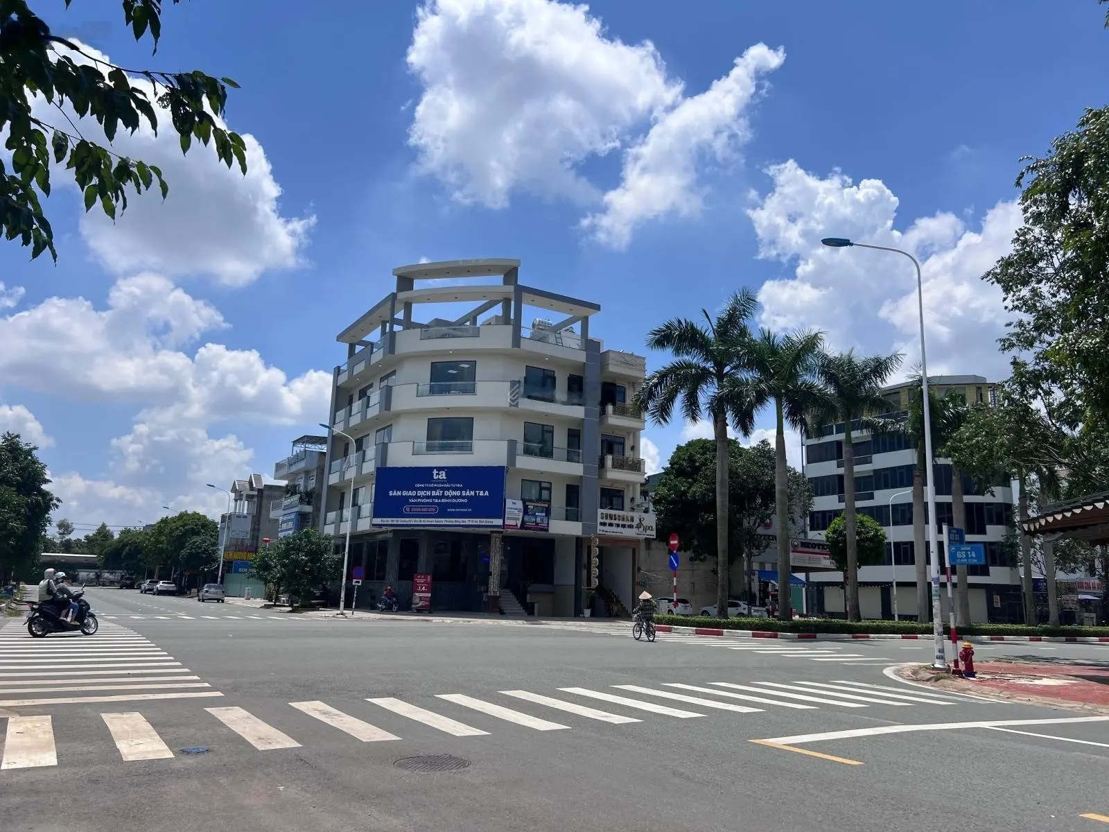 Căn góc 2Mt đường chính Trần hưng Đạo ngay gần chợ - nhà thờ Dĩ An - 320m2 ngang 10m sổ riêng