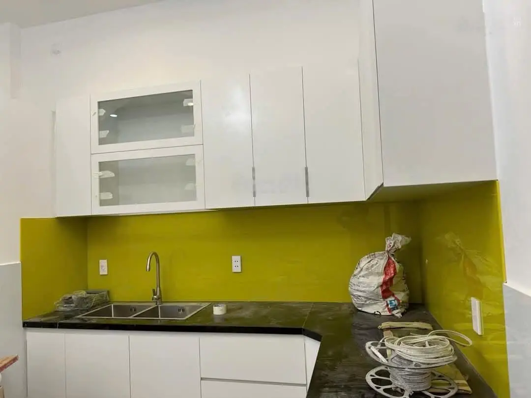 Nhà mới đẹp, 1trệt, 2 lầu, 2 Sân thượng, Ngang 4m x Dài 20m, đất đẹp, có nở hậu. Hoàn công 180,8m2