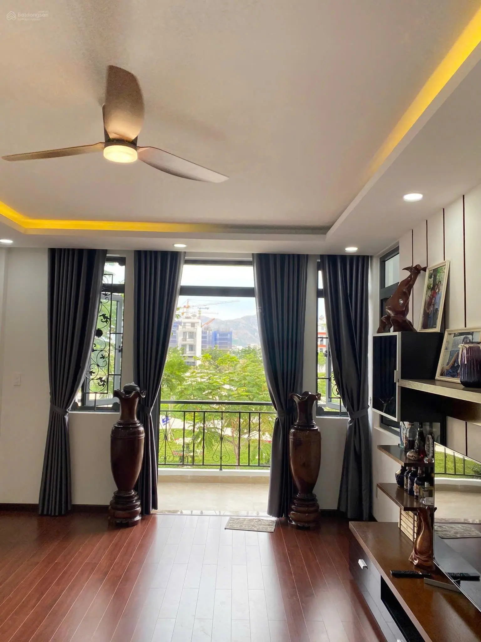Cần bán nhà 1 trệt 2 lầu KDT Hà Quang 1 view đối diện công viên. Đã có sổ đỏ