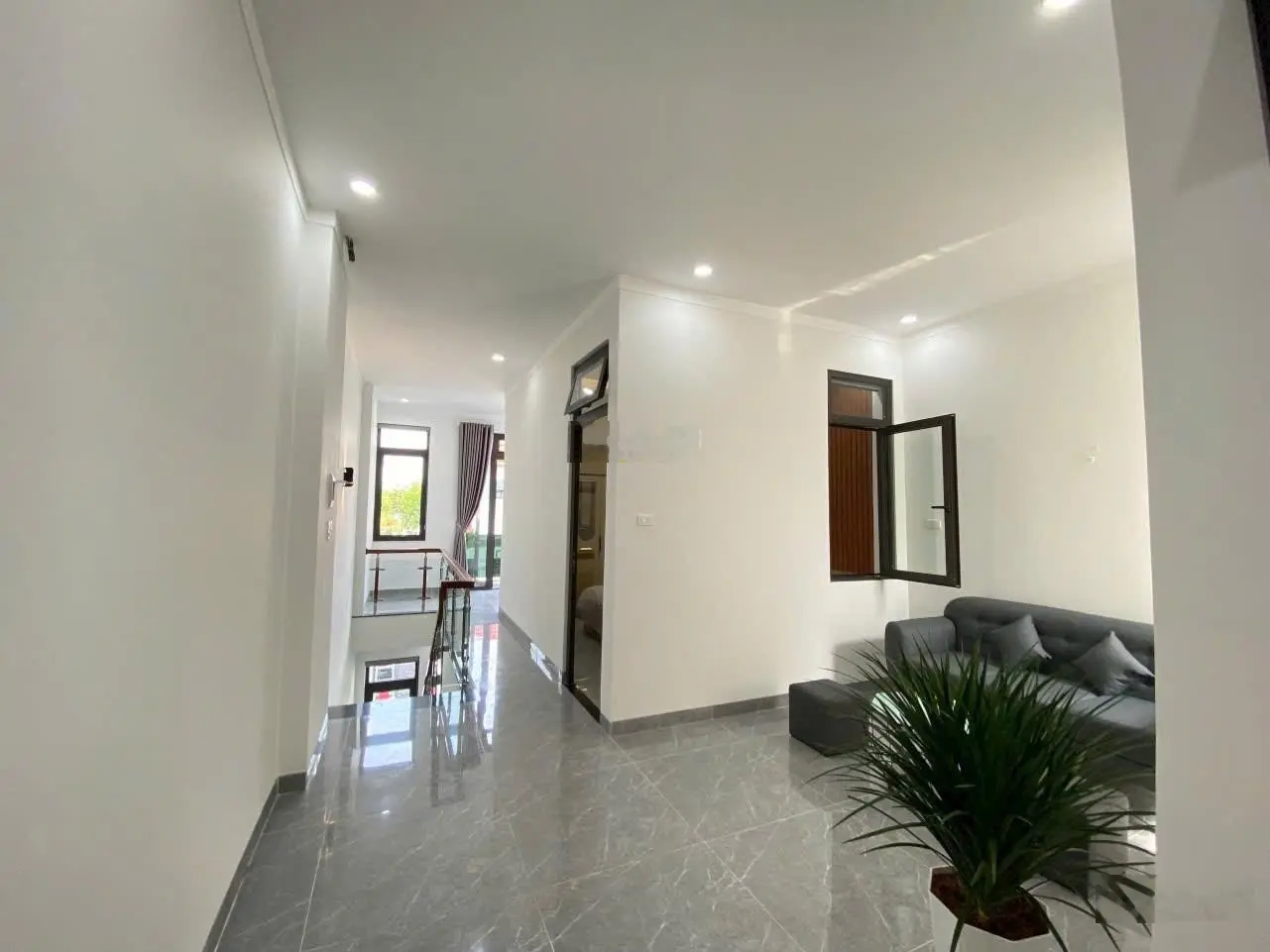 Nhà đẹp hẻm Ywang trung tâm TP Buôn Ma Thuột giá chỉ 2.7 tỷ, cách ĐH Tây Nguyên 1km. Full nội thất