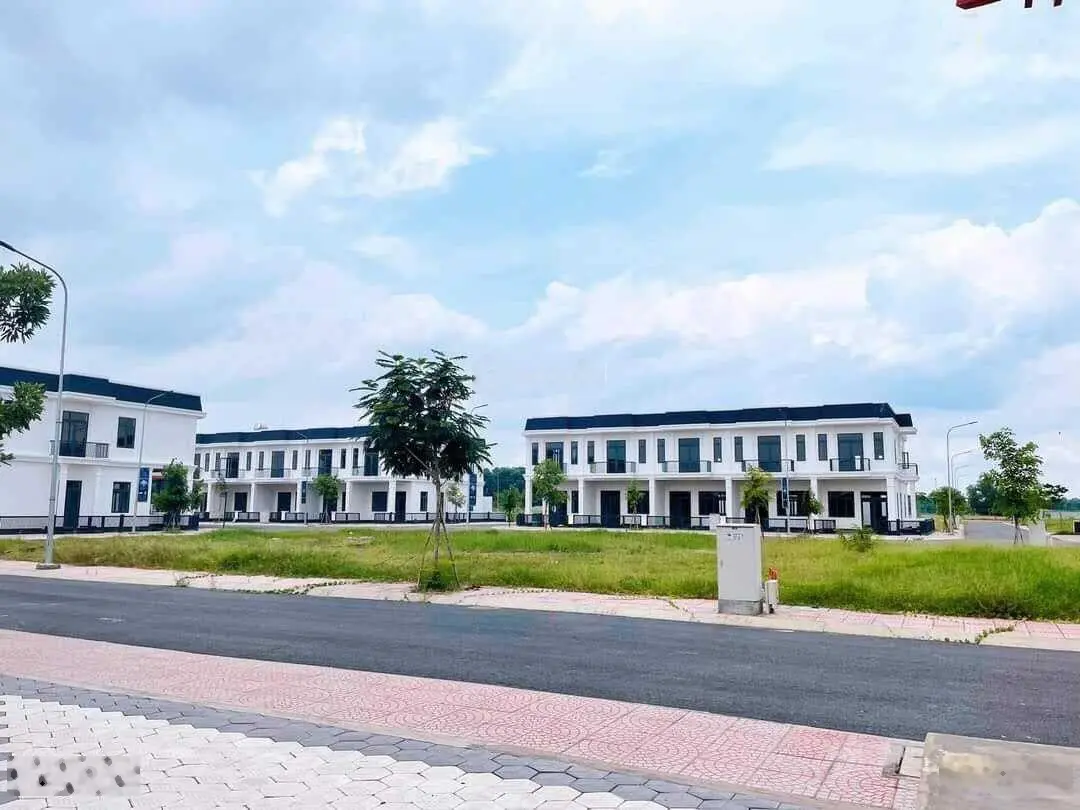 Chính chủ kẹt tiền bán gấp lô đất dự án Young Town 85m2 - SHR - Đức Hòa - Long An
