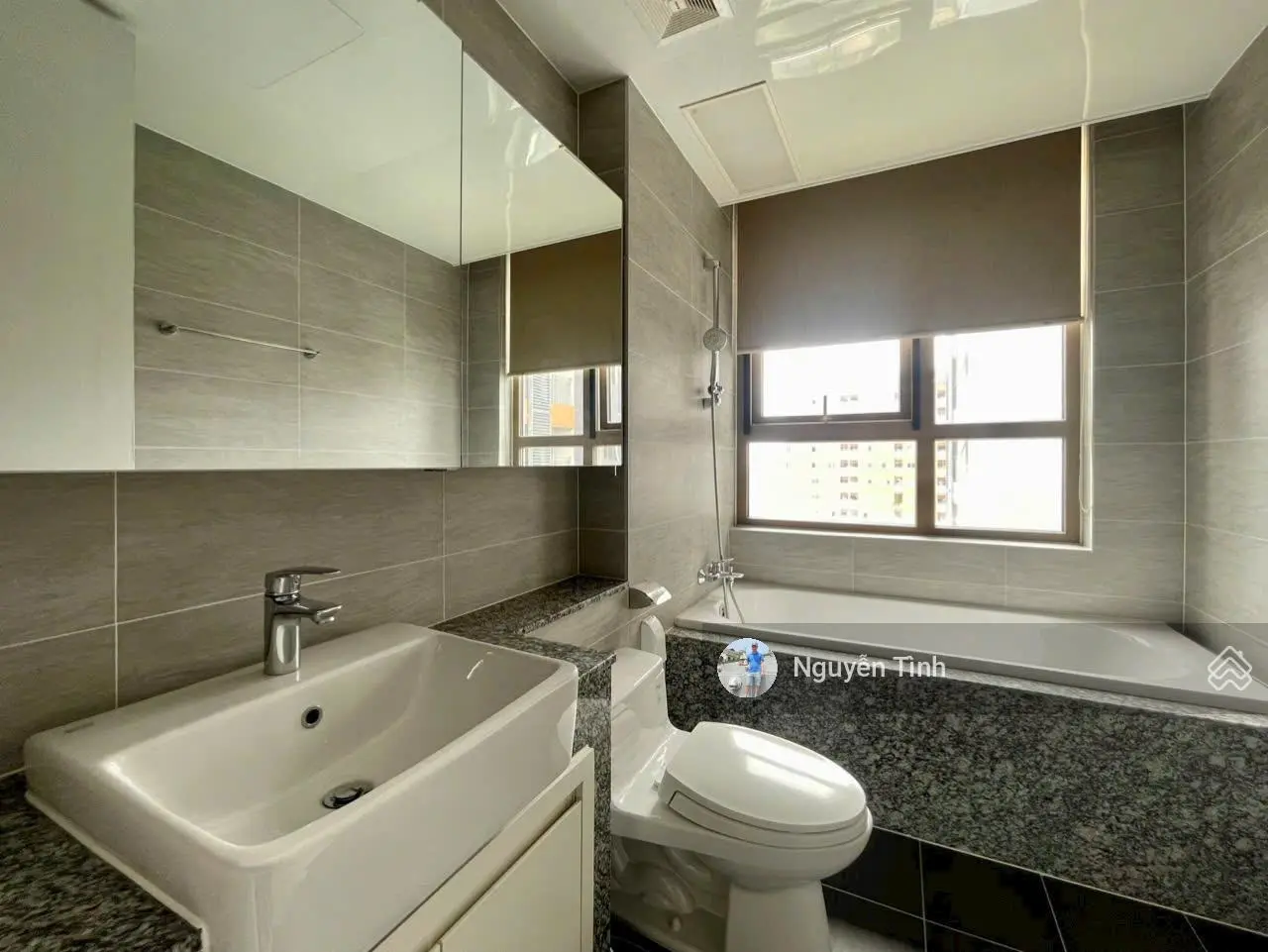 Chính chủ bán căn 2PN chung cư Starlake Tây Hồ Tây 101m2 giá 12,8 tỷ full đồ, sổ đỏ lâu dài