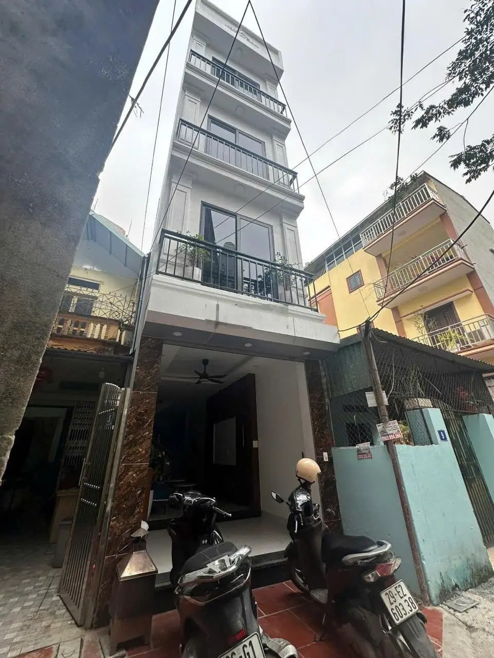 Bán nhà Tây Mỗ 43m 4 tầng dân xây, ngõ oto lùi cửa, trước mặt rộng 4.5m - có sân riêng. Giá 5.95 tỷ