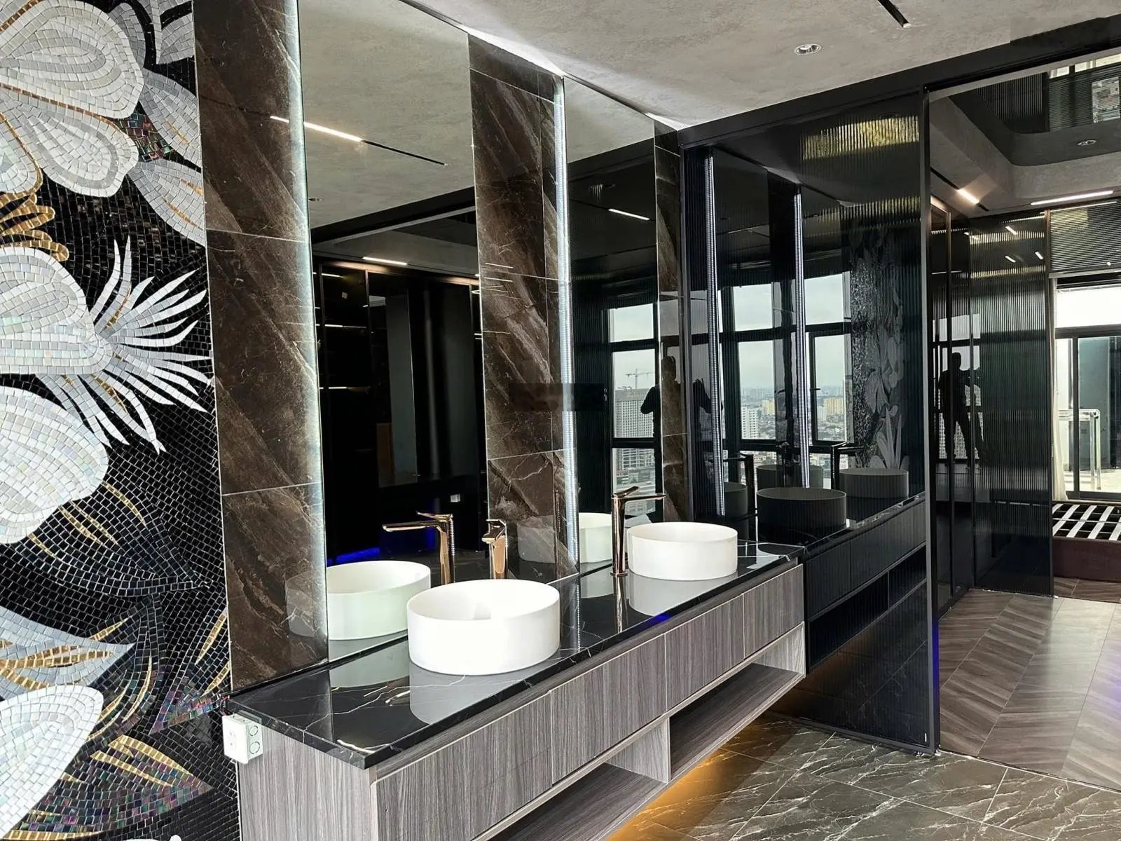 Vip IPH Cầu Giấy, penthouse dt 235m2, full nt của doanh nhân người Đức, full đồ nt cao cấp, bể bơi