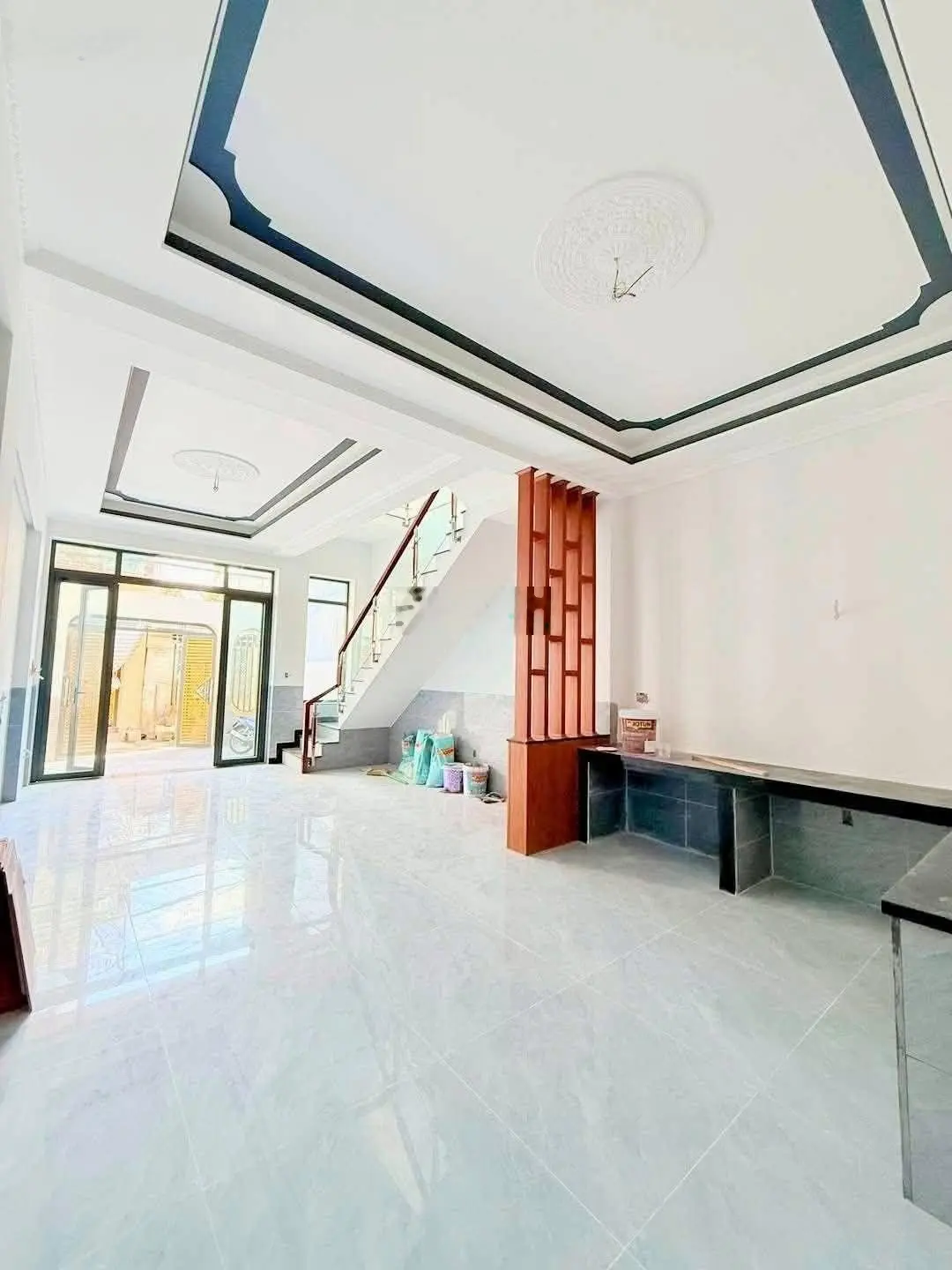 Nhà lầu trệt mới xây gần chợ bờ hồ xóm Vắng