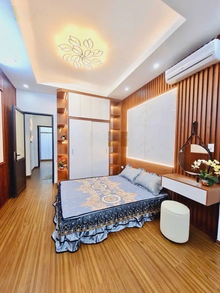 Bán nhà Hoàng Mai, gần oto đỗ, tặng full nội thất, dân xây 6 PN siêu chắc chắn, sau QH cách phố 5m
