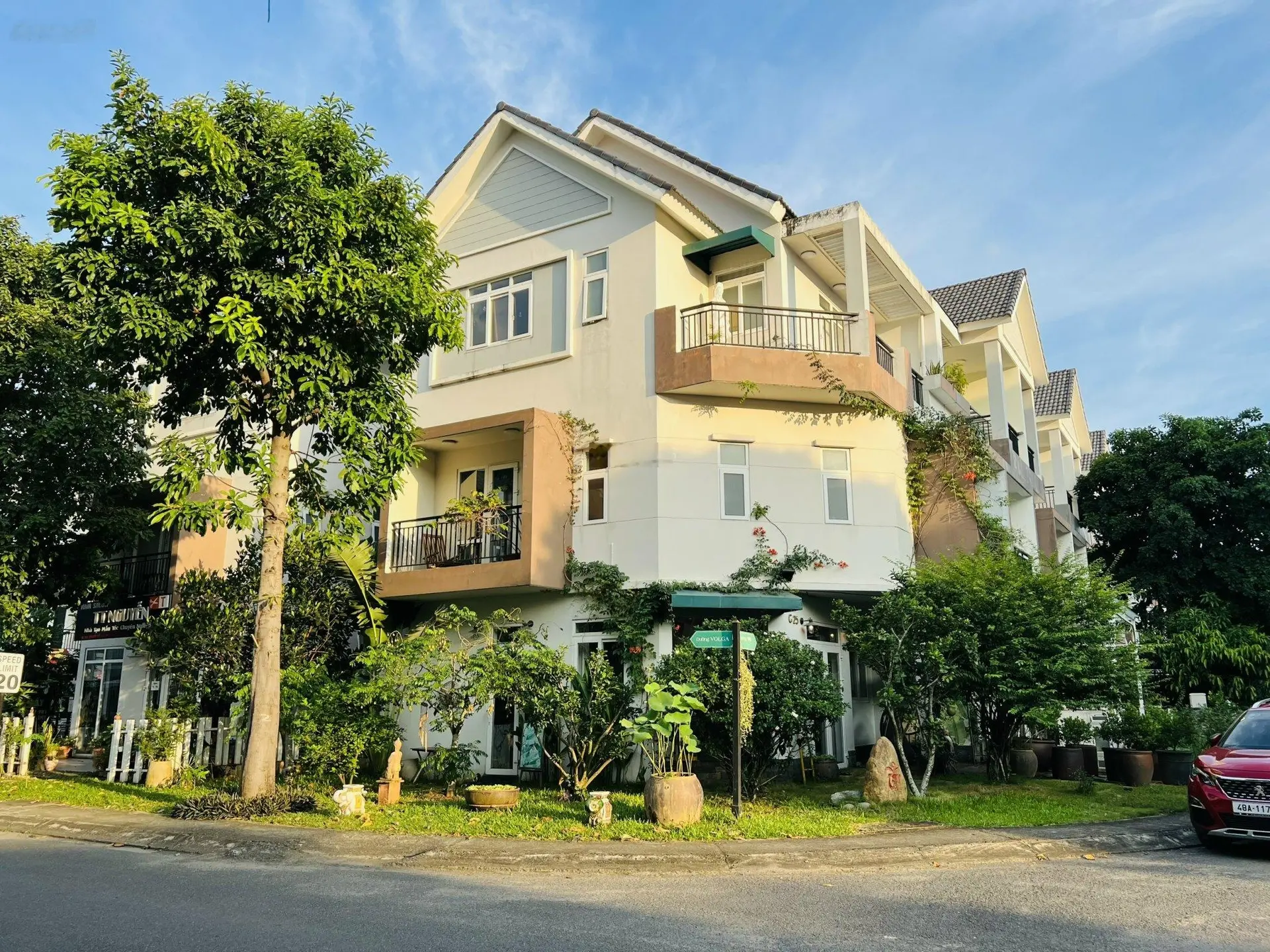 Bán biệt thự đơn lập view hồ Park Riverside, 360m2, có thang máy, 1 trệt 2 lầu, giá chỉ 35 tỷ
