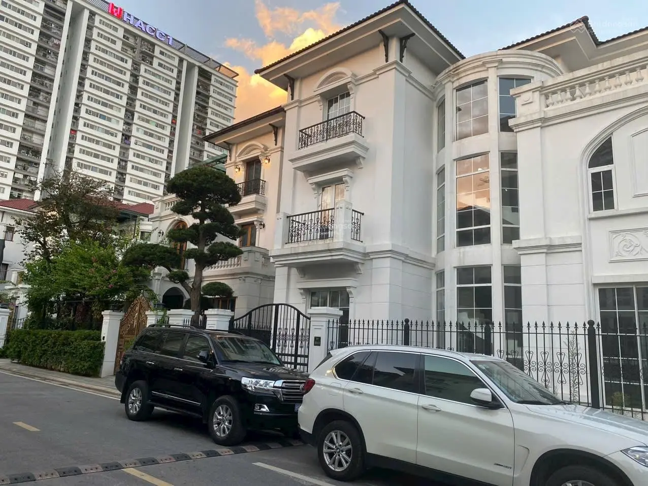 Chủ nhà cần bán gấp BT đơn lập Ngoại Giao Đoàn, DT 258m2 lô góc MT 20m, xây 3 tầng đã hoàn thiện