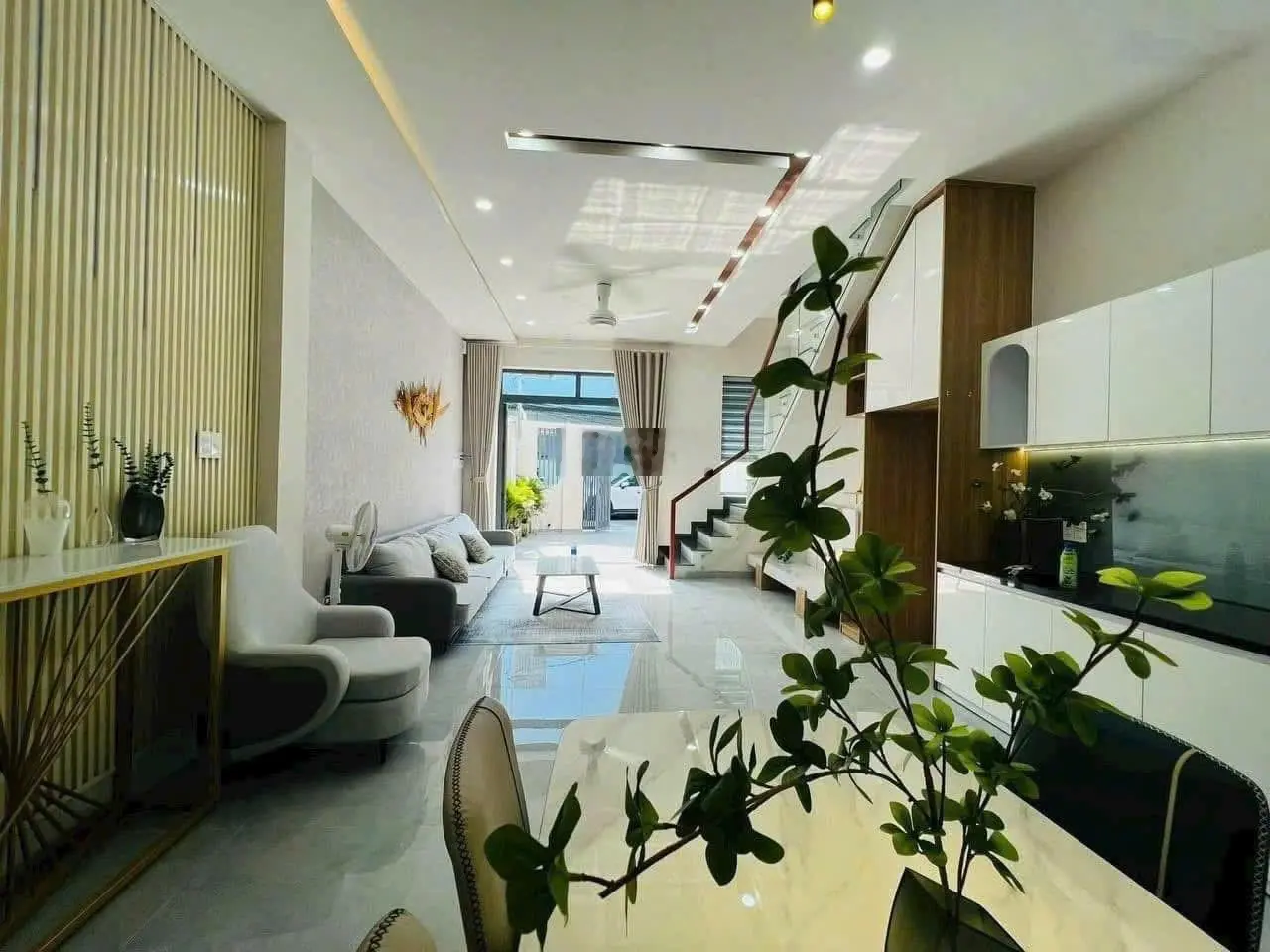Chính chủ bán nhà 1T 2L ngộp cần bán gấp giá rẻ, gần vòng xoay Võ Văn Kiệt
