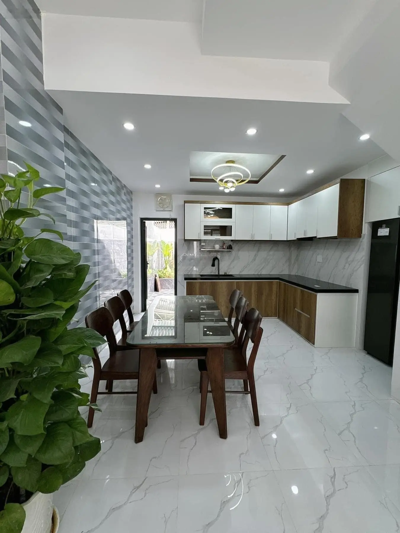Nhà đẹp đường vào xe hơi bán gấp giá mềm, 63.9m2/ 1 tỷ 700 triệu Lý Thường Kiệt, Dĩ An, Bình Dương