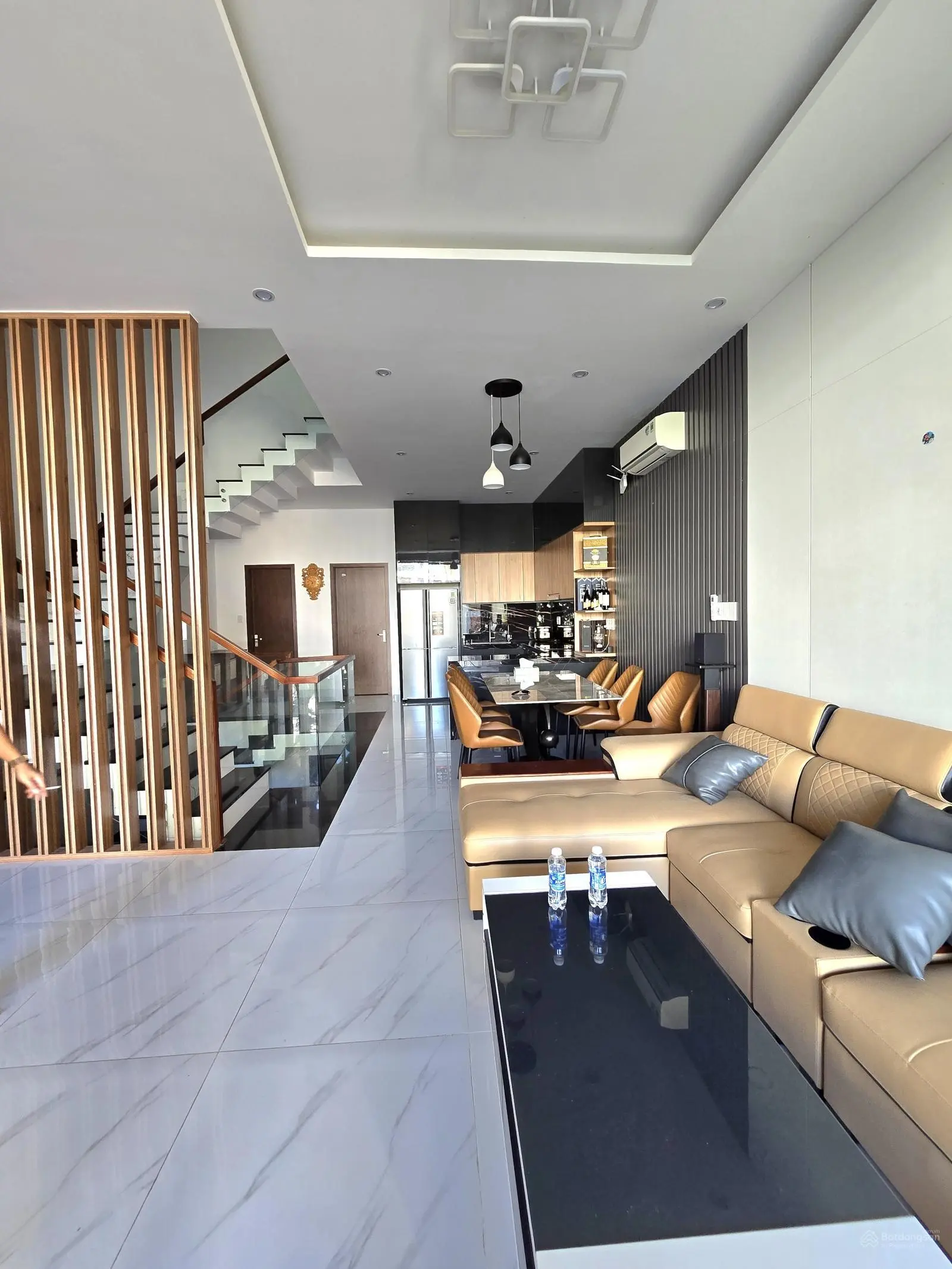 Bán nhà 5 tầng biển Mỹ Khê giá chỉ hơn 12 tỷ, thiết kế rất đẹp dòng tiền thuê đến 40 triệu.