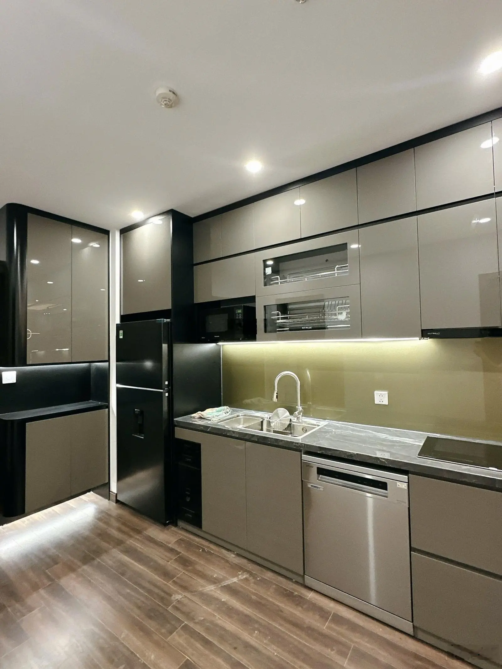 Bán căn hộ chung cư giá tốt tại Hoàng Huy Commerce, 2,367 tỷ VND, 67,4m2