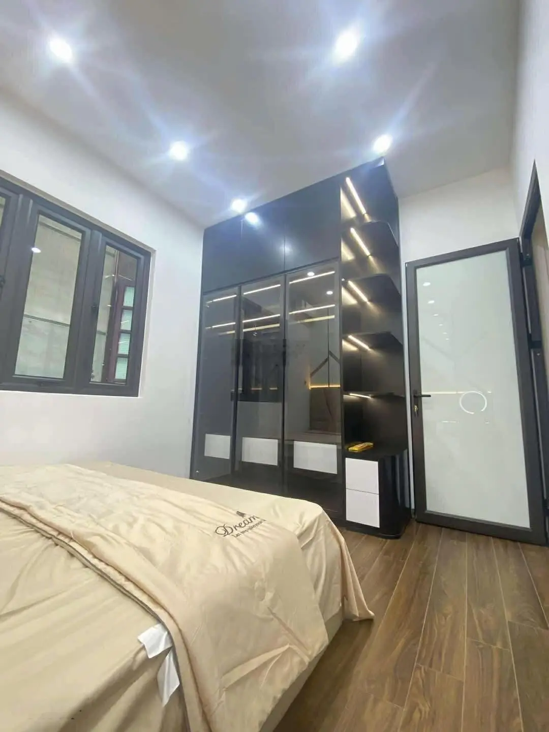 Hoàng Mai, Hoàng Mai. DT 26m² x 5 tầng, MT 5,2m, giá 5,35 tỷ. Đầy đủ nội thất, gần ô tô.