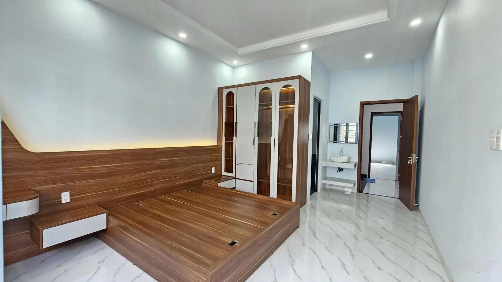 Nhà Phố Rẻ: 3Tỷ950_ Nhà 1 Trệt 2 Lầu Đầy Đủ Nội Thất KDC Gần Ngã Tư Miếu Ông Cù, TP.Thuận An