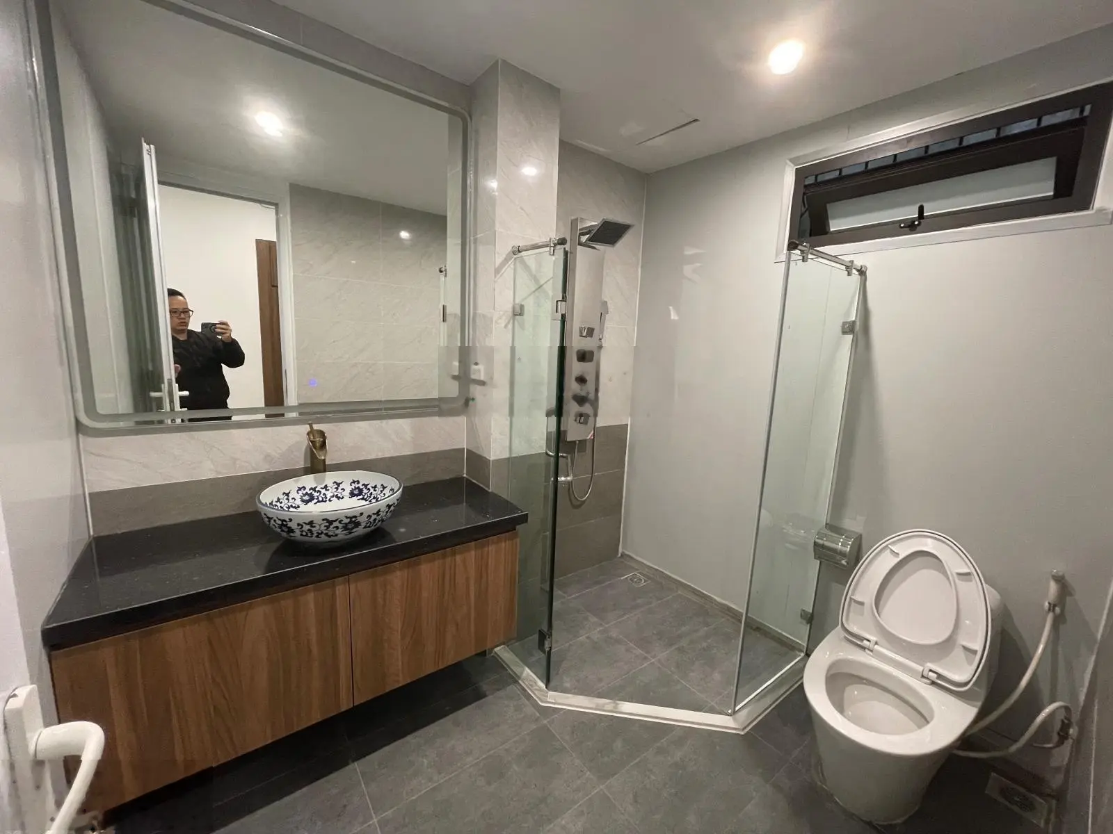 Bán căn nhà 2 tầng diện tích 104m2, sân vườn đẹp, nhìn ra công viên và hồ nhỏ, sát Hồ Tây